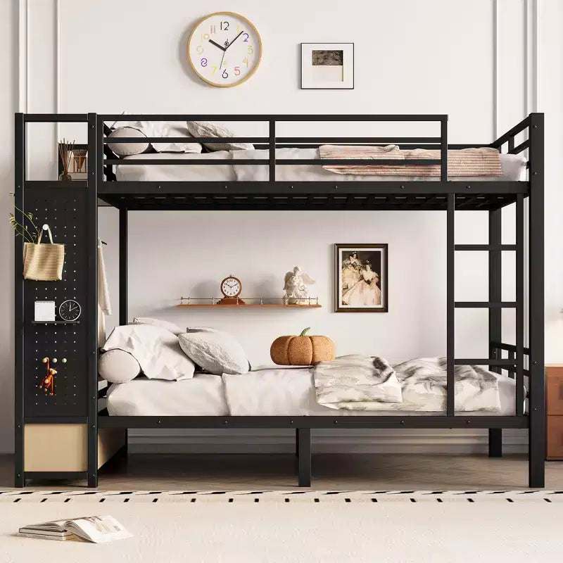Letto a castello in metallo Queen over Queen size per ragazzi con ripiani portaoggetti, cassetti e pannello forato, nero