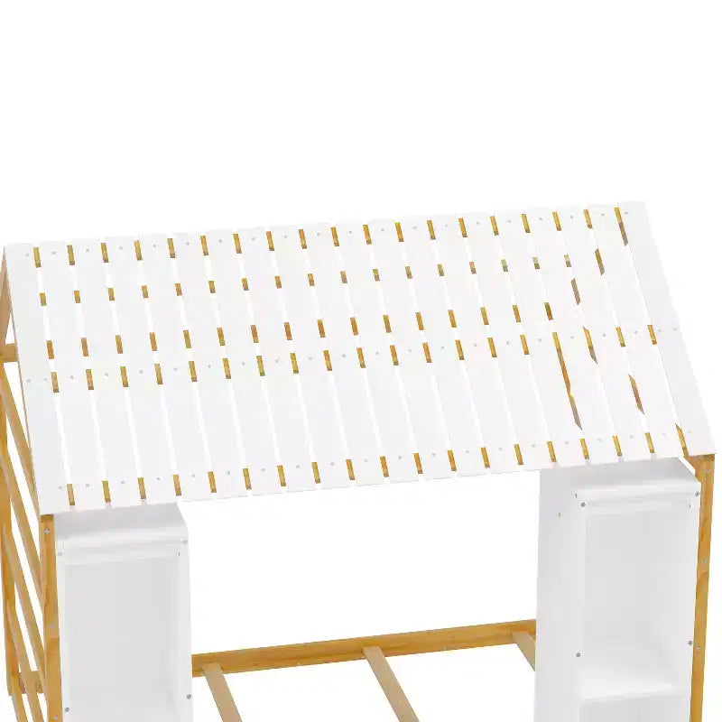 Lettino Montessori da pavimento singolo con sponde di sicurezza per bambini, struttura del letto a casetta in legno con tetto e mensole portaoggetti