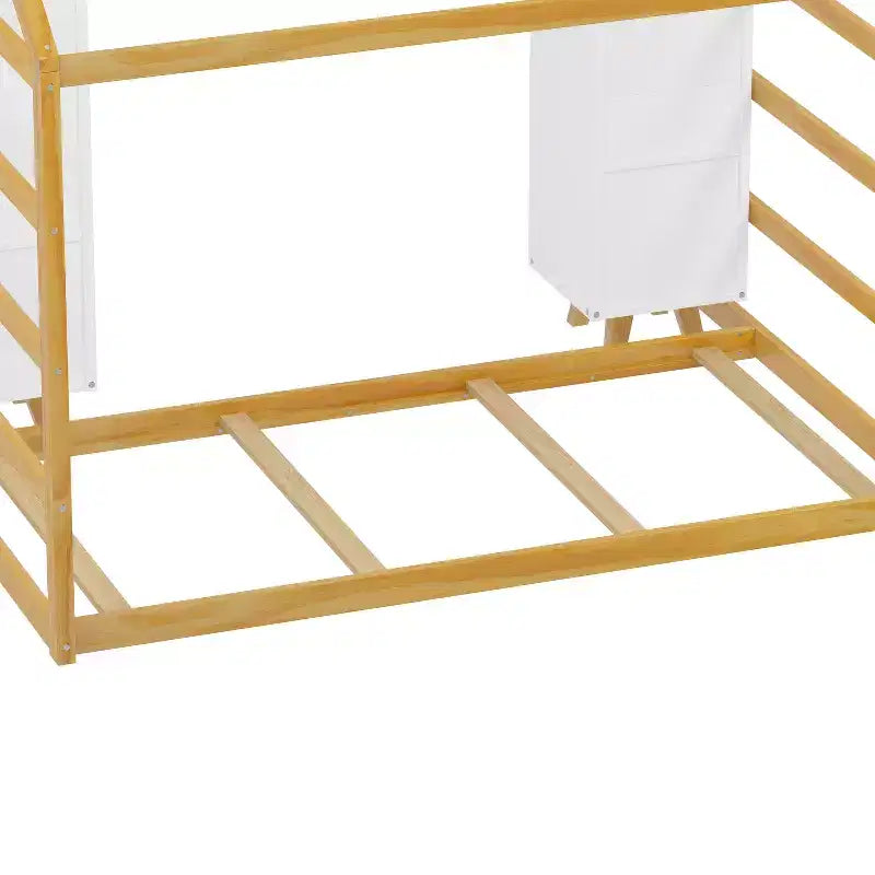 Lettino Montessori da pavimento singolo con sponde di sicurezza per bambini, struttura del letto a casetta in legno con tetto e mensole portaoggetti