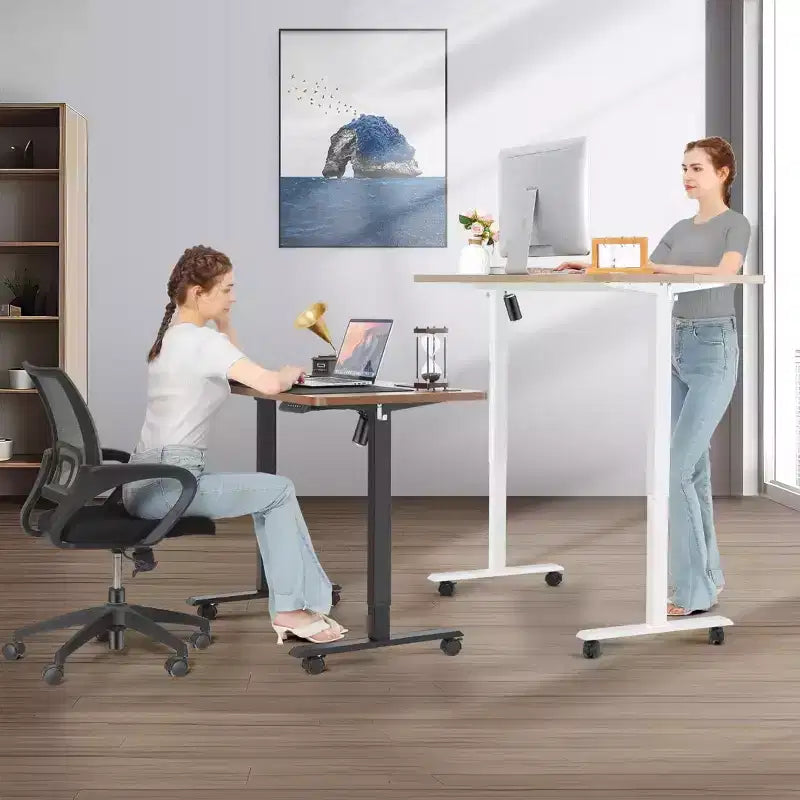 Scrivania elettrica regolabile in altezza 63 x 24 con prese, ruote, telaio a doppia trave, tappetino per mouse, desktop giuntato Multifutnl